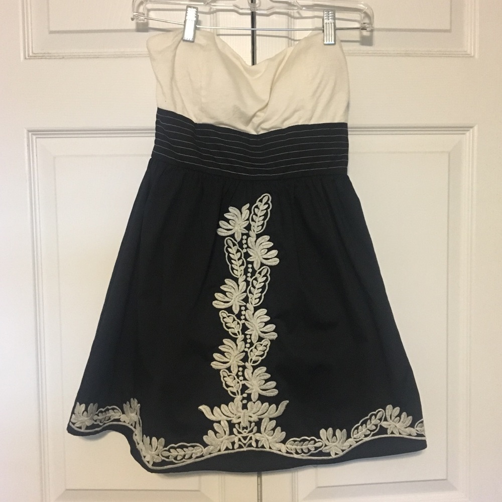 Strapless black & white dress with floral detail